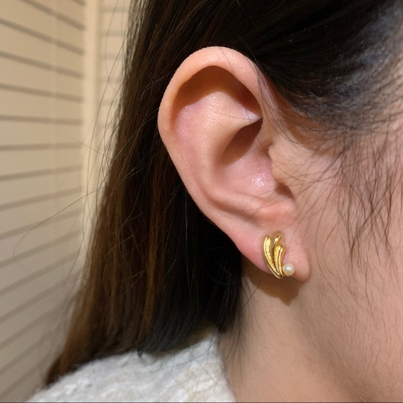 Vintage pearl with angel wings clip on earrings - Picture 3 of 3